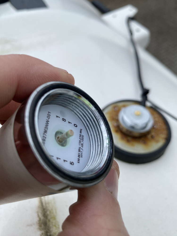 Cleaning 4G antenna connection point